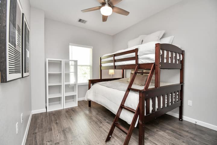 เตียงสองชั้นนี้เป็นเตียงเดี่ยวด้านบนและเตียงขนาดเต็มด้านล่าง นอนได้สูงสุด 3 คน 