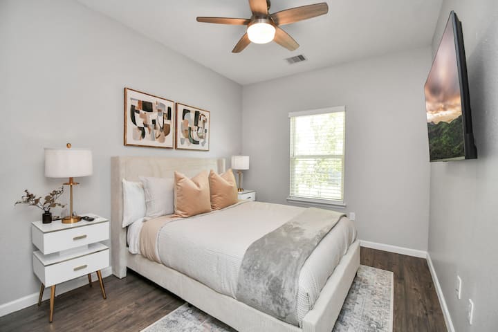 ห้องนอนควีนไซส์มีสมาร์ททีวีและโต๊ะข้างเตียงที่ทันสมัย 