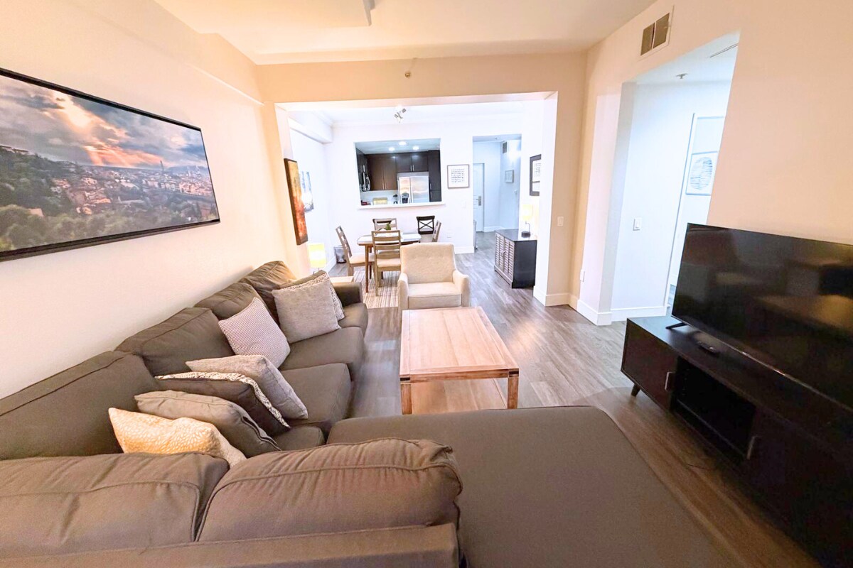 Photo inspiration: Full Service Apartment Building Reference: Elegant 2 Bedroom 2 Bath