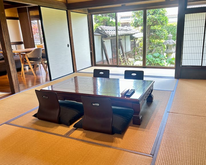 築約100年の古民家を一棟貸し！アーティストの作品展示もあります。 - Matsuyama