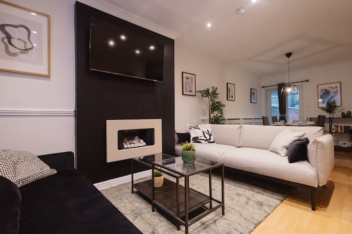 Sleeps 7, Leisure, Travel, Tourists, Groups, Wifi. - Bolton