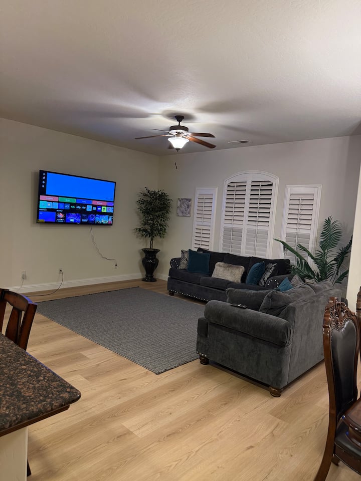 Stylish 4brm/3bt Home, Perfect For Families! - Fresno, CA