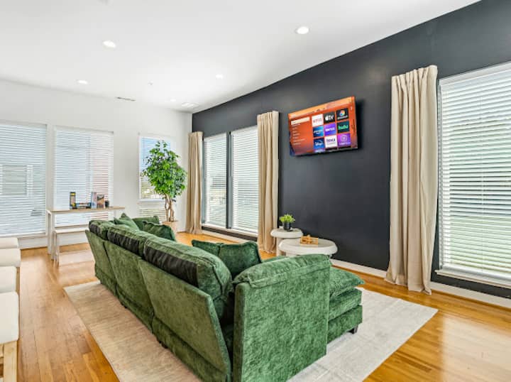 Rooftop Dallas Views • Modern 4-story - Dallas, TX