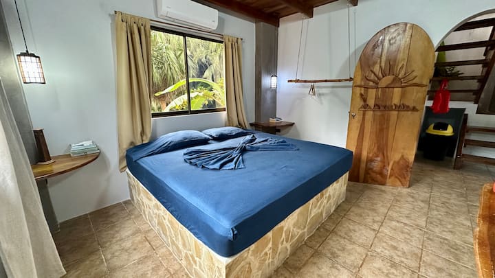 Спалня на долния етаж с климатик