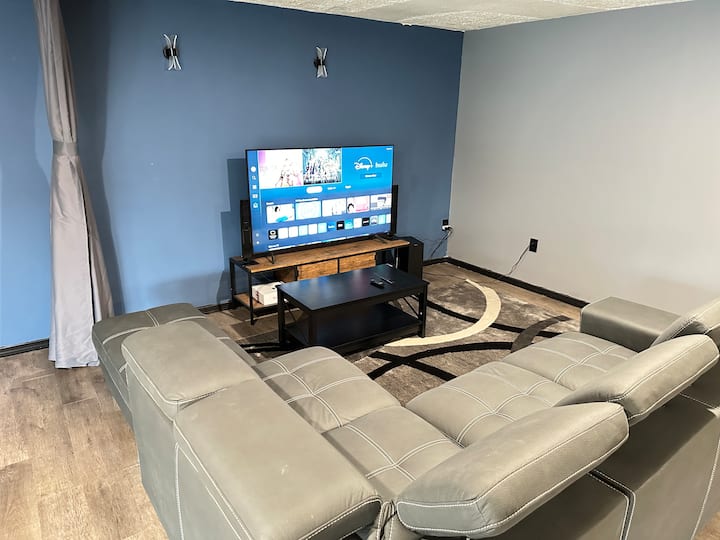 Modern 1br + Sofa Bed, 1500 Sq Ft With King Bed - Charlestown, NH