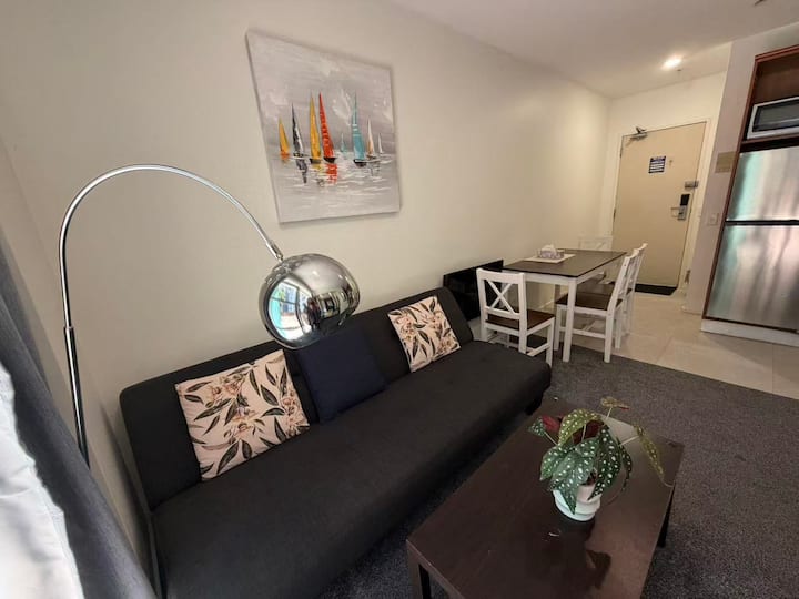 Modern 1-bedroom Apartment | Large Balcony | Cbd - Auckland