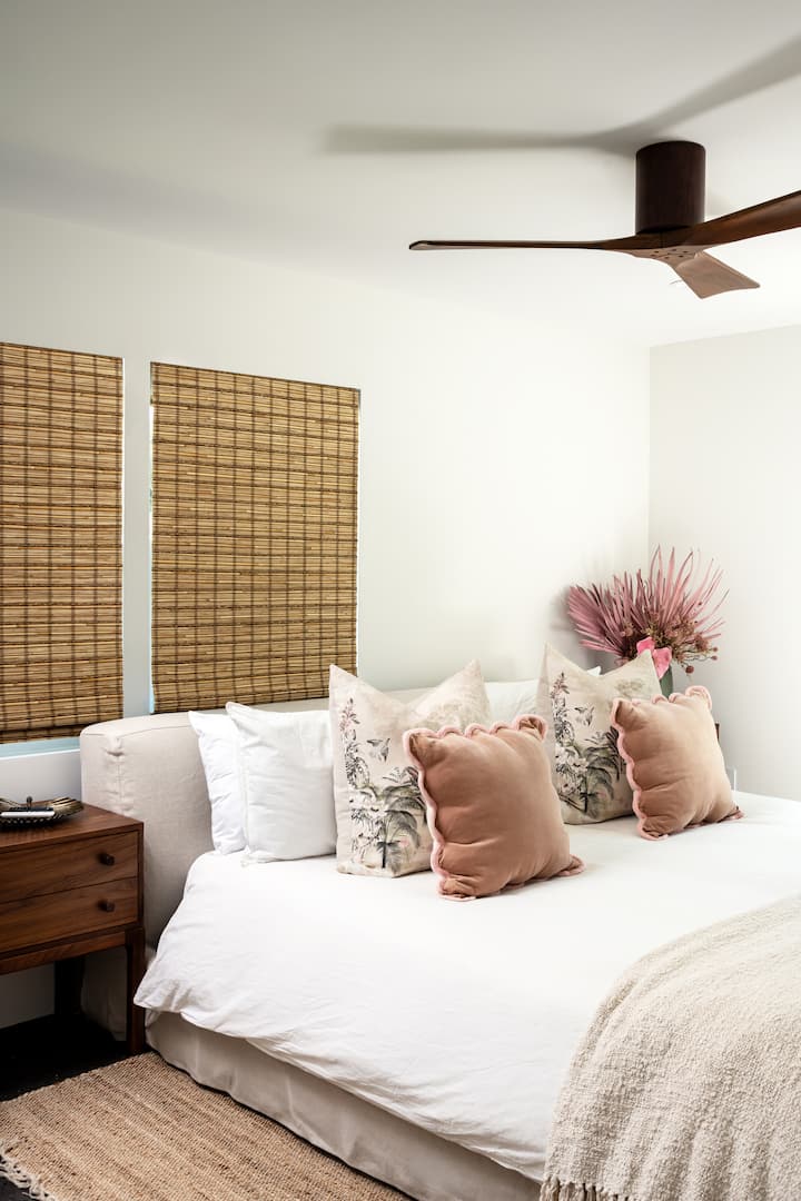 Este dormitorio con cama tamaño king se siente como una suite en un hotel boutique: tranquilo, refinado y cómodo sin complicaciones. Con hermosas sábanas en capas, que te invitan a recostarte y relajarte.   Las persianas opacas ofrecen total privacidad y hay un televisor LG para que puedas ver tu programa favorito.