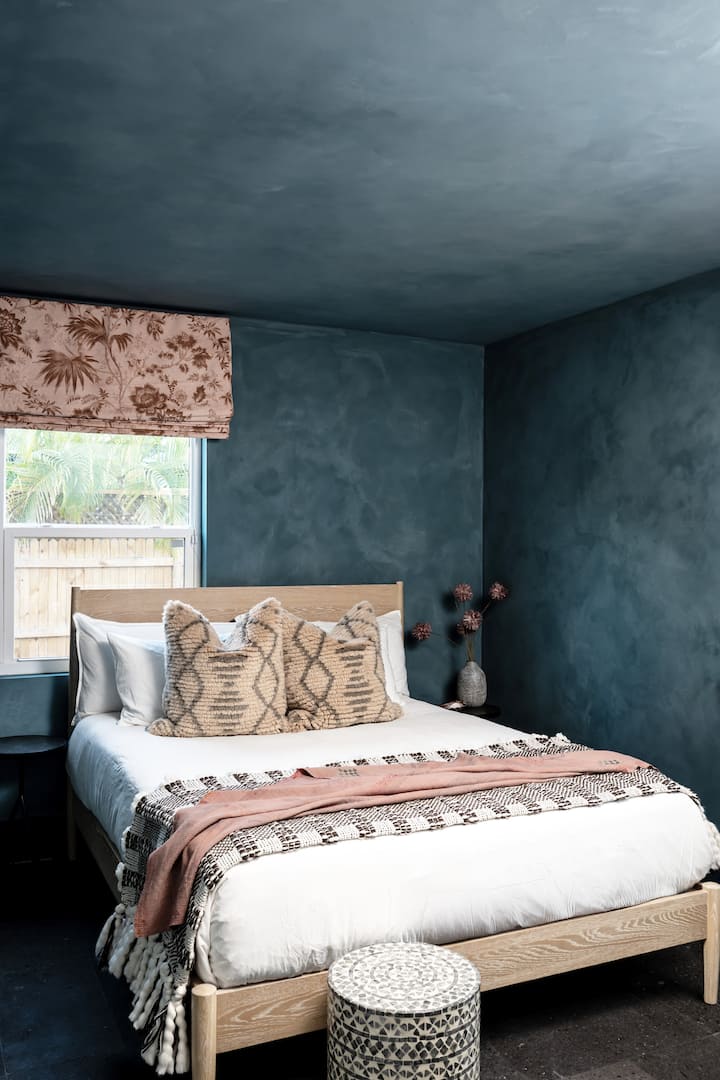 Cama tamaño queen
Ropa de cama de lujo
Persianas opacas.
Colchón de primera calidad
Armario con perchas
Almohadas y mantas adicionales
Aire acondicionado / calefacción