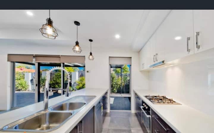 Modern 2 Bedroom Stay - Easy City & Airport Access - Perth