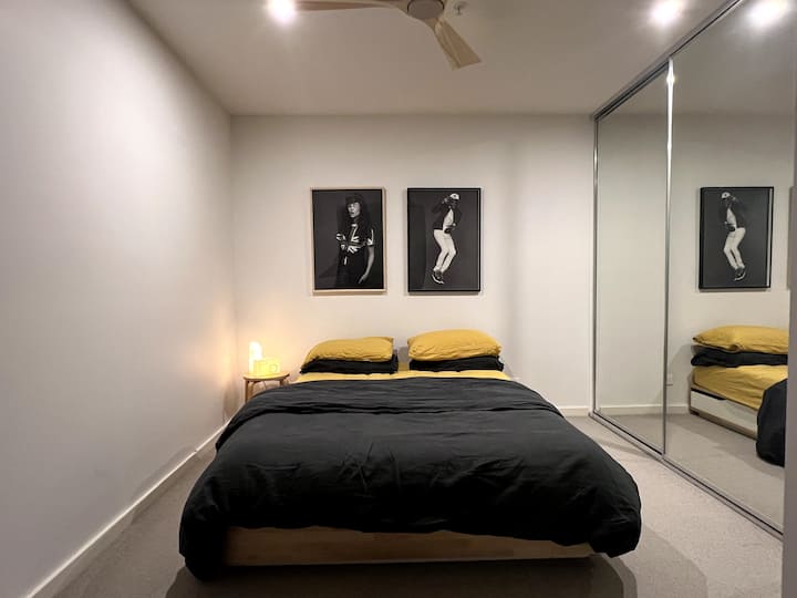 Spálňa s rozlohou 3 x 4 metre s manželskou posteľou, stropným ventilátorom na diaľkové ovládanie a čiastočným priestorom na šatník.