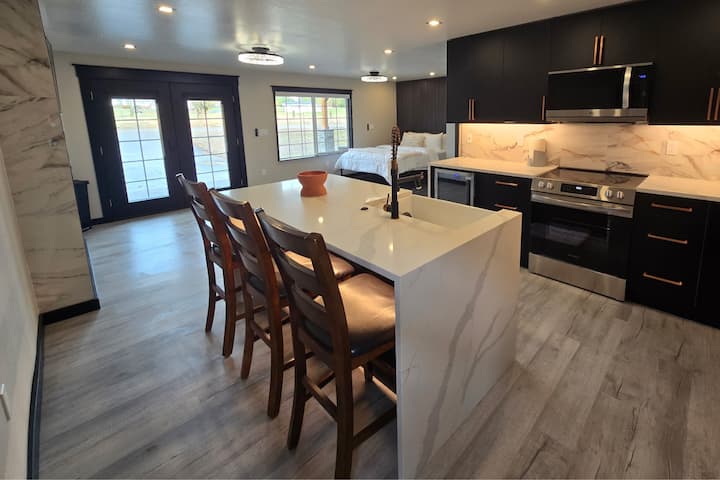 Stylish Modern Studio Near Lakes & Spokane - Liberty Lake, WA