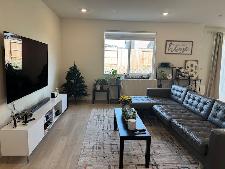 Peaceful Bedroom With Quality Queen Mattress - Folsom, CA