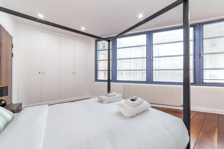 ห้องนอนที่สองมีความสะดวกสบายในระดับเดียวกันพร้อมผ้าปูที่นอนสะอาดและเครื่องปรับอากาศของตัวเองเพื่อให้ที่พักเย็นสบายสำหรับการนอน