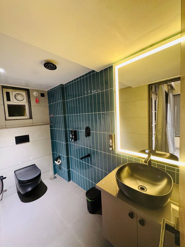 Full bathroom 1 image 1