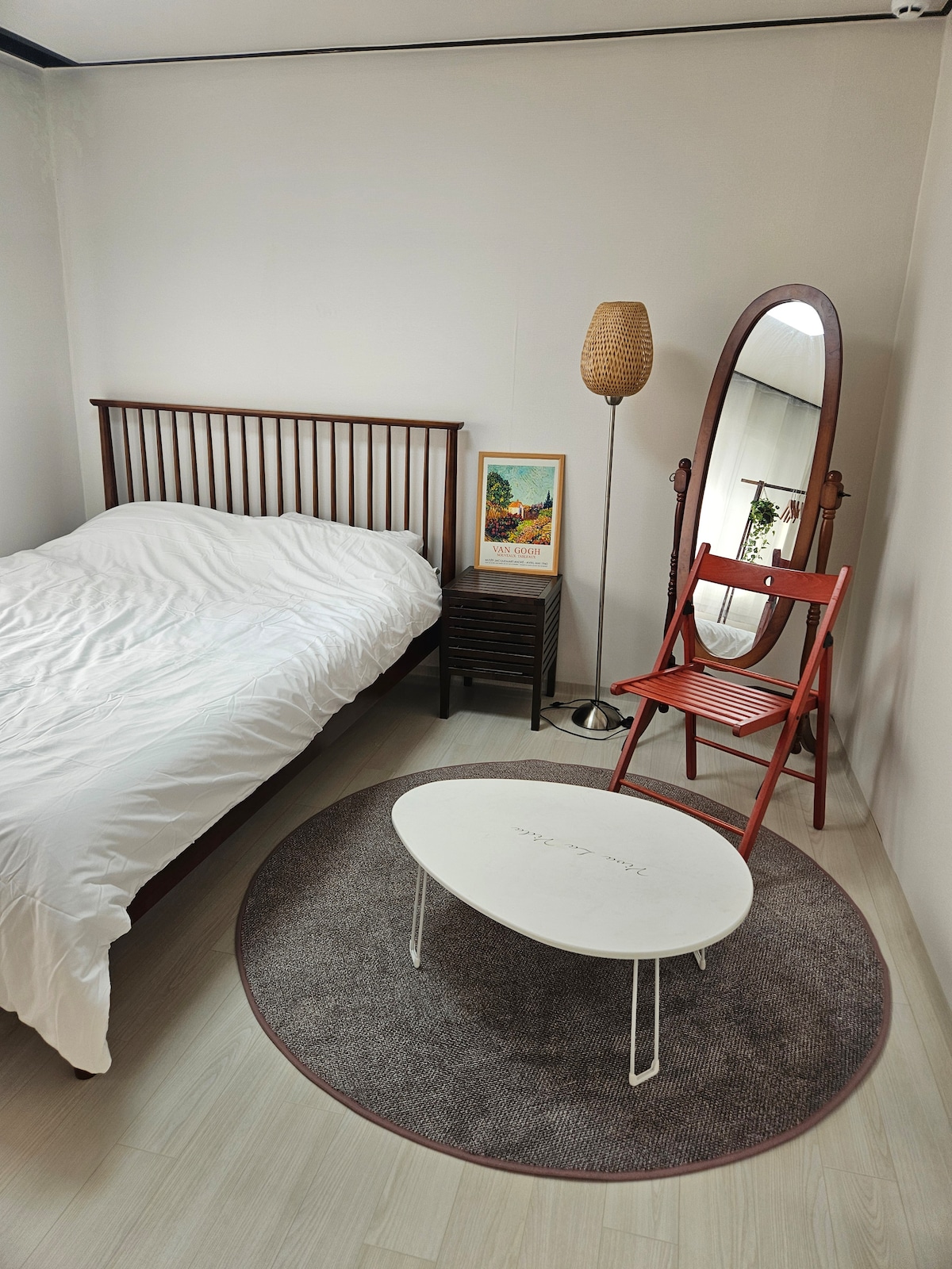 Двойно легло, огледало в цял ръст, стол, маса за чай, нощна лампа