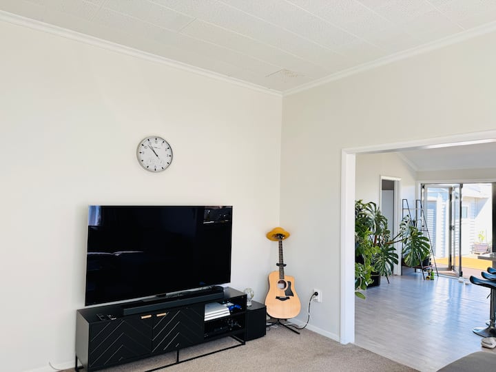 Prime Location! Walk To Beach + Downtown - Lower Hutt