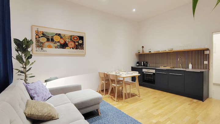 Stylish Loft | Patio & Vinyl Near Prater - Wien