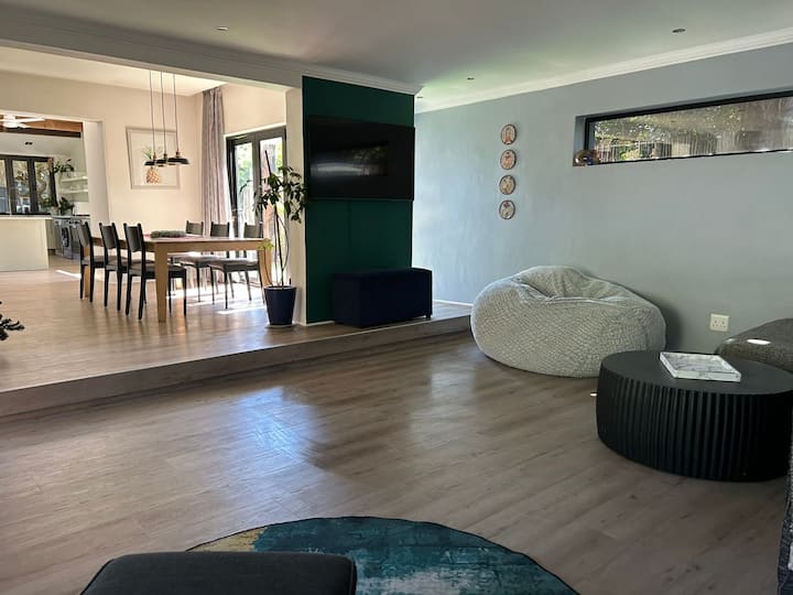 Full House With Studio Flat And Solar Heated Pool - Cape Town
