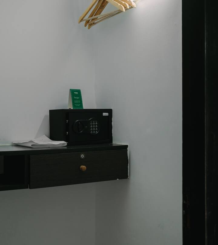Bedroom 1 image 4