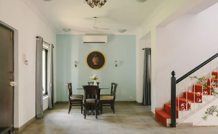 Dining area image 1