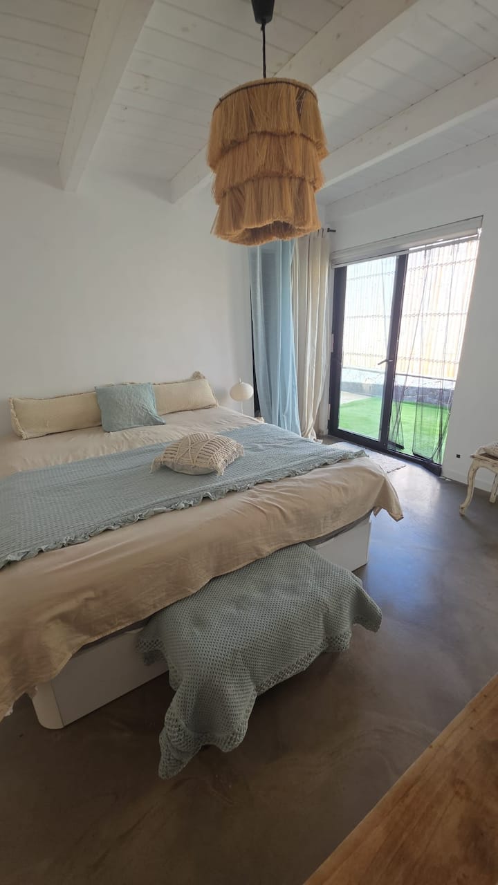 Magnífica habitación principal con vestidor privado, ducha, cama de 180 cm y patio exterior privado