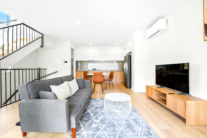Central Mount Waverley Townhouse With Parking! - Box Hill