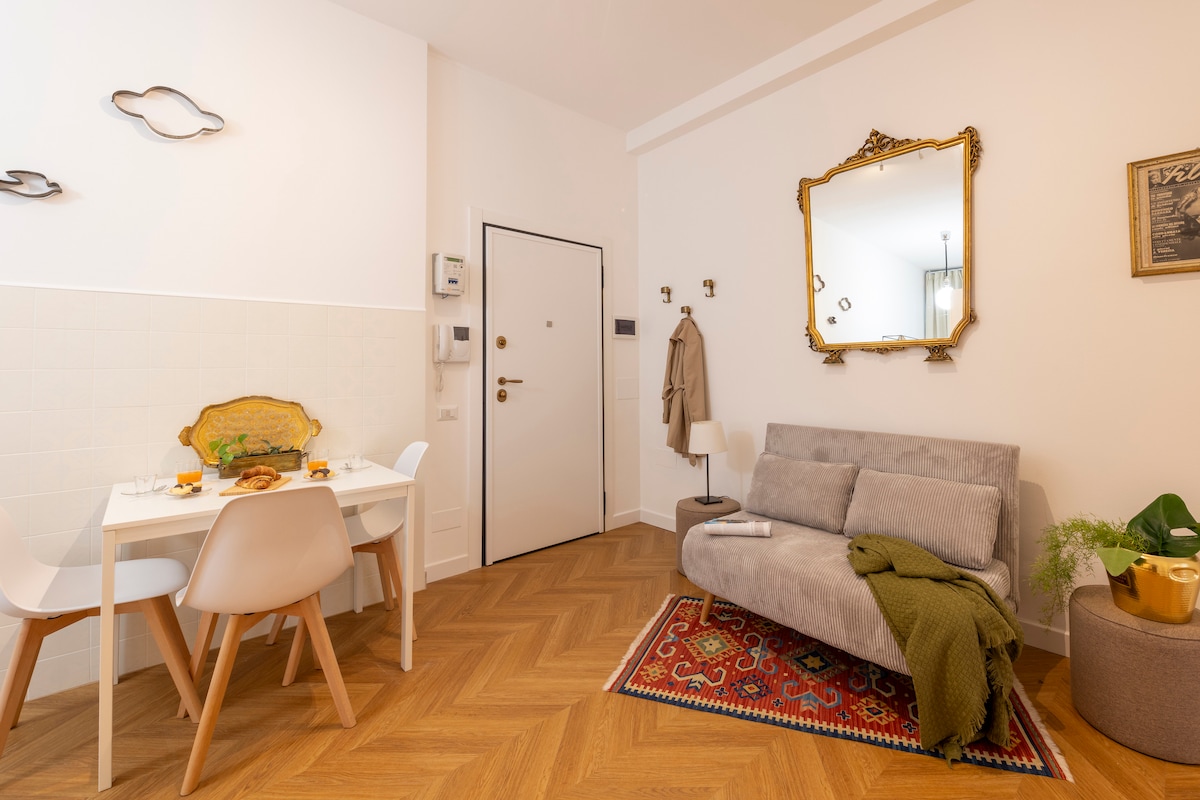 Obývacia izba pri vchode s rozkladacou pohovkou pre jednu osobu. K dispozícii sú zatemňovacie závesy, aby vás pri spánku nebudilo svetlo.