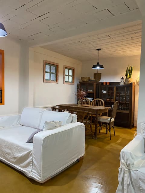 Imóvel de sucesso: Casa Maruê — where the sea comes in through the window em Fundão