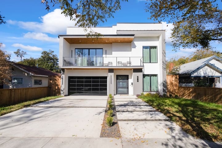 6 Min To Love Field • Luxury 5 Bedroom Staycation - Dallas, TX