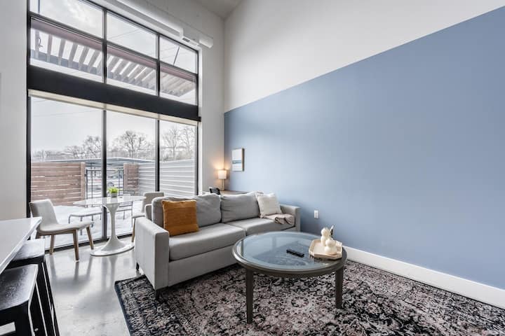 Landing | Amazing 1bd, Gym, Pool - Royal Oak, MI