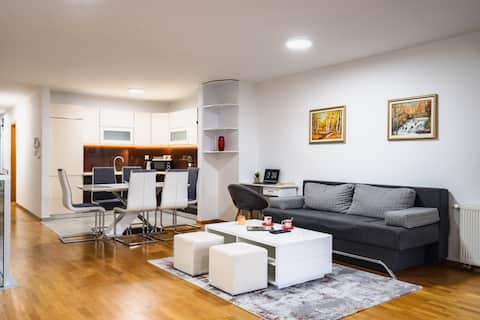 Modern 3 BDR apartment with Free Parking and Patio