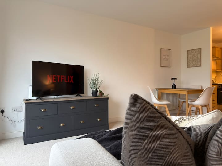 Modern Home, Ideal For Long Stays | Free Parking - Crawley