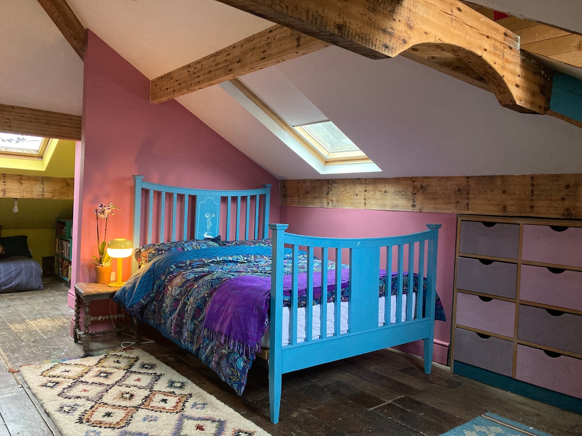 Spacious double attic room with wet room - Bed and breakfasts for Rent ...