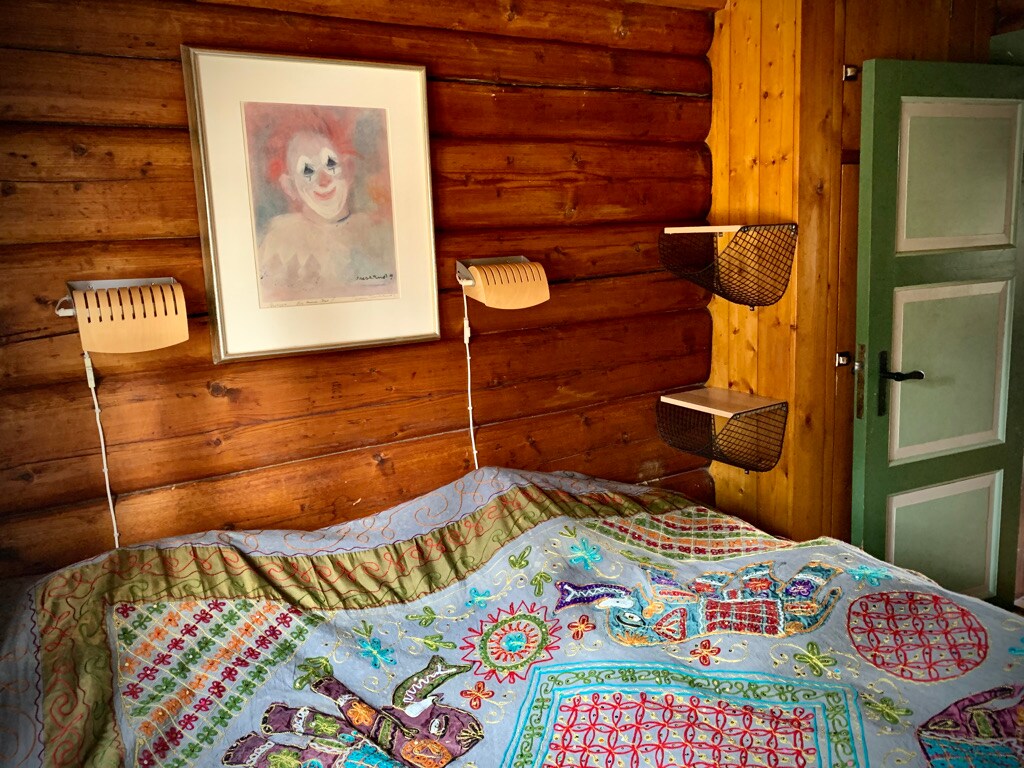 To soverom nede; begge med svært komfortable dobbeltsenger (type komplett Jensen i det ene og Svane (med Jensen overmadrass) i det andre). Garderobeskap i begge soverom. I tillegg kommoder i det ene.