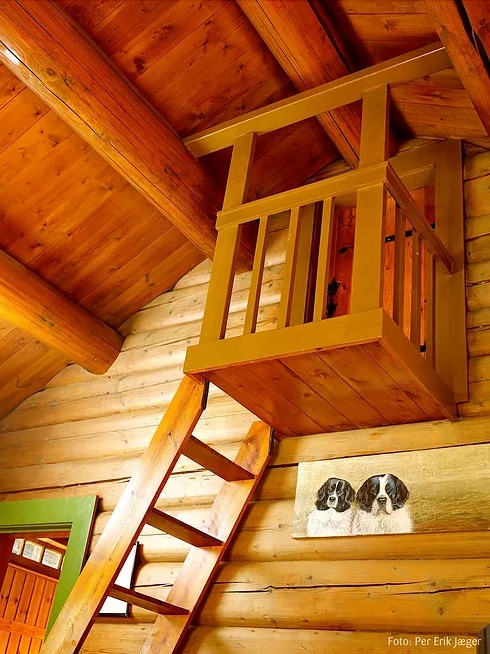 Trapp fra stuen til hems med mønet himling med tre åser og lav takhøyde (ca 1,65 på midten). Fire sengeplasser (enkeltsenger som måler ca 190 x 85 cm) samt en tykk madrass som kan legges på gulvet ved behov.