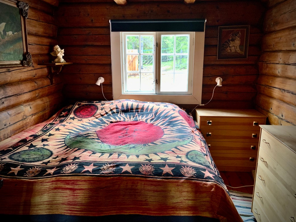 To soverom nede; begge med svært komfortable dobbeltsenger (type komplett Jensen i det ene og Svane (med Jensen overmadrass) i det andre). Garderobeskap i begge soverom. I tillegg kommoder i det ene.