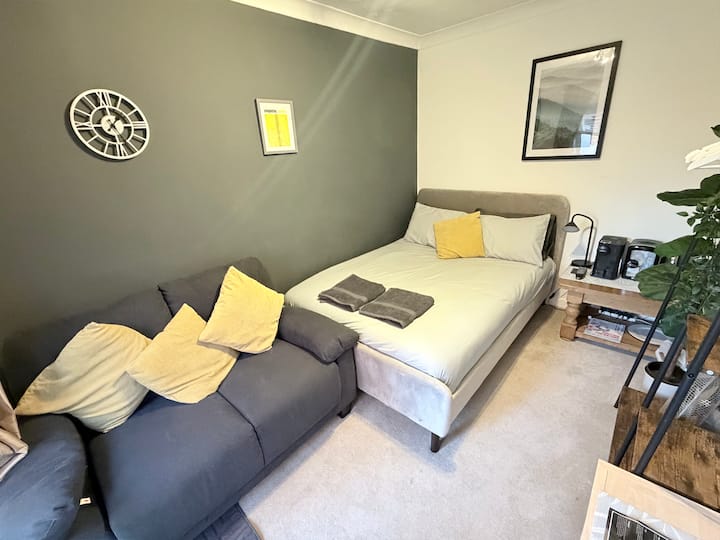 Cosy Private Getaway With Own Patio & Shower Room - ボーンマス