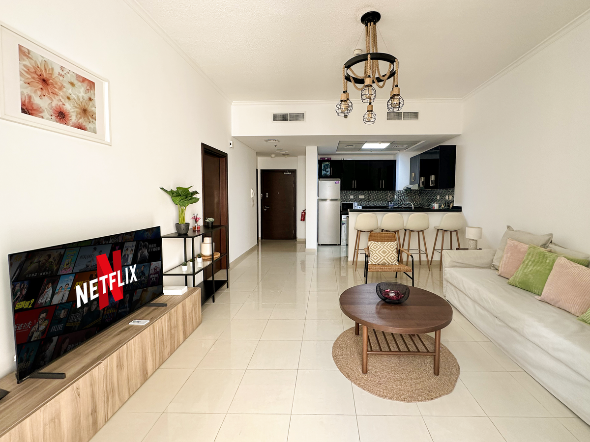 Sebule ya wazi yenye jiko la wazi, kitanda cha sofa cha watu wawili na bafu la wageni. Ufikiaji wa moja kwa moja kwenye baraza la kujitegemea lenye mwonekano wa bahari na Ain Dubai. Sehemu angavu, ya kisasa na bora ya kupumzika.