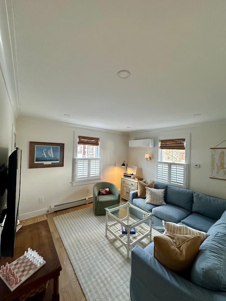 Sunny Coastal Condo, Blocks From Water & Downtown - Newport
