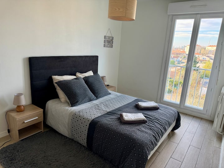 Habitación espaciosa y luminosa, equipada con una cómoda cama matrimonial, perfecta para disfrutar de noches de descanso y de una estancia con total tranquilidad.
