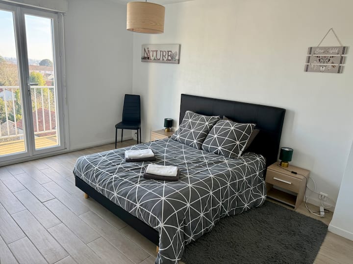 Amplia y luminosa habitación, equipada con una cómoda cama doble, perfecta para noches de descanso y una estancia tranquila.