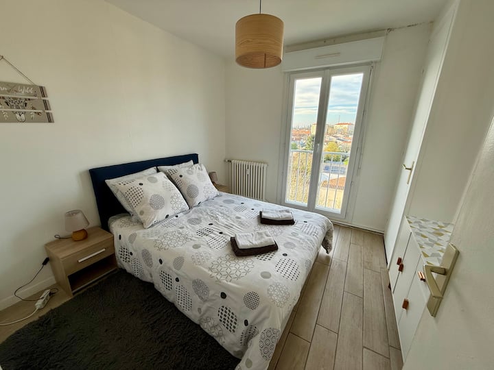 Amplia y luminosa habitación, equipada con una cómoda cama doble, perfecta para noches de descanso y una estancia tranquila.