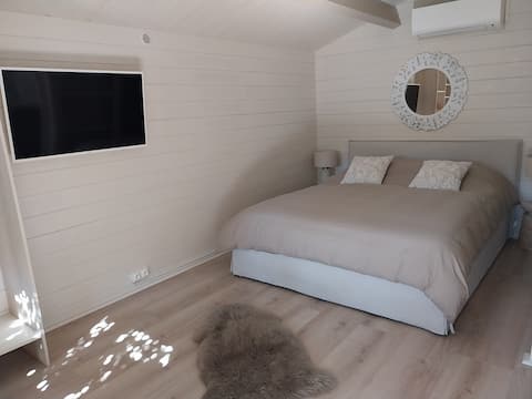Annonce Airbnb populaire: Cozy chalet with terrace, quiet, close beach à Grimaud