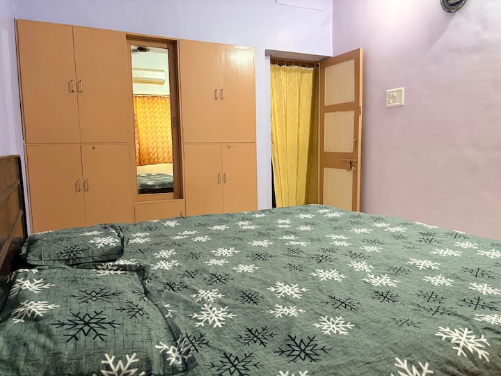 एसी के साथ मास्टर बेडरूम