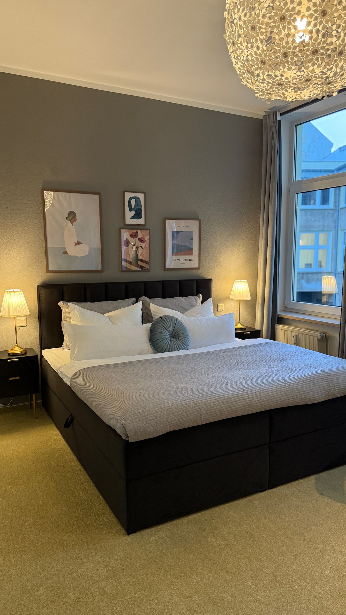 חדר שינה נעים עם מיטת קינג סייז איכותית, ארון גדול ומראה. להירגע בכיסא העיסוי או להשתמש במיטת תינוק לפי בקשה. בסמוך יש: חדר רחצה מודרני עם ג'קוזי לרגע בריאות פרטי.