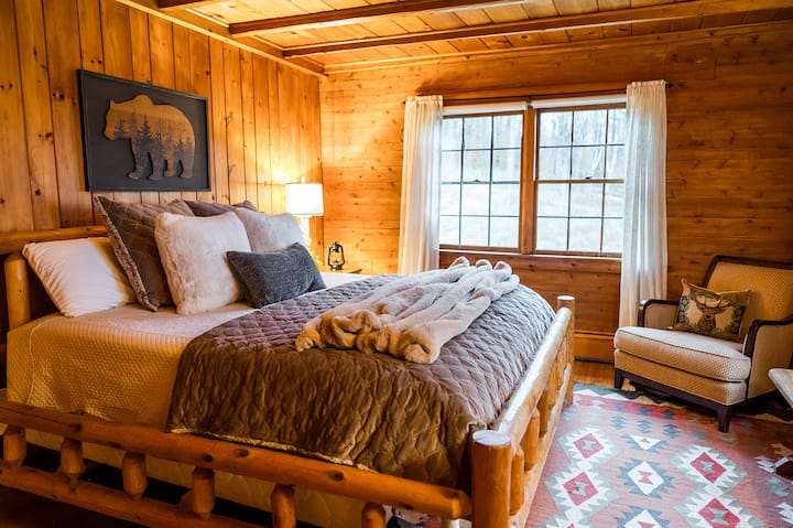 Brvnara ima tri spavaće sobe s velikim bračnim krevetima koje su dobro opremljene raskošnim namještajem i planinskim ukrasima. Volimo ovaj veliki bračni krevet od cedrovine!