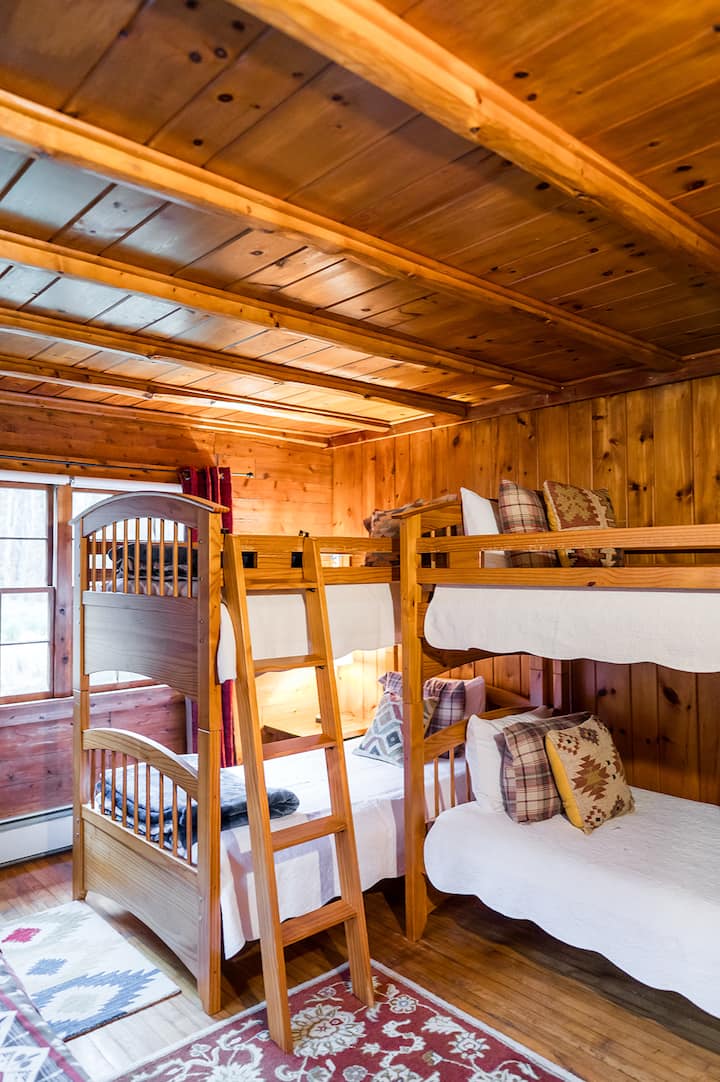 Soba s krevetima na kat savršeno je mjesto za druženje za djecu s dva dvostruka kreveta na kat.  Ova soba uređena je u zabavnom stilu kampa, a ima i futon na razvlačenje na kojem mogu spavati još dva gosta.