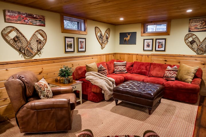 Bogat i privlačan prostor za sjedenje nalazi se na donjem katu kabine.  Starinski ukrasi i udoban namještaj stvaraju savršeno mjesto za gledanje filmova i opuštanje tijekom hladnih zimskih dana.  Kauč se može rasklopiti u bračni krevet za dvije osobe.