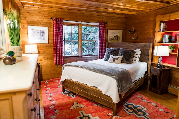 Svakom će gostu biti vrlo udobno u spavaćoj sobi uređenoj u stilu brvnare.  Ova spavaća soba s bračnim krevetom (160 – 179 cm) nalazi se na glavnom katu kućice i ima bogat i topao uređenje u stilu brvnare.