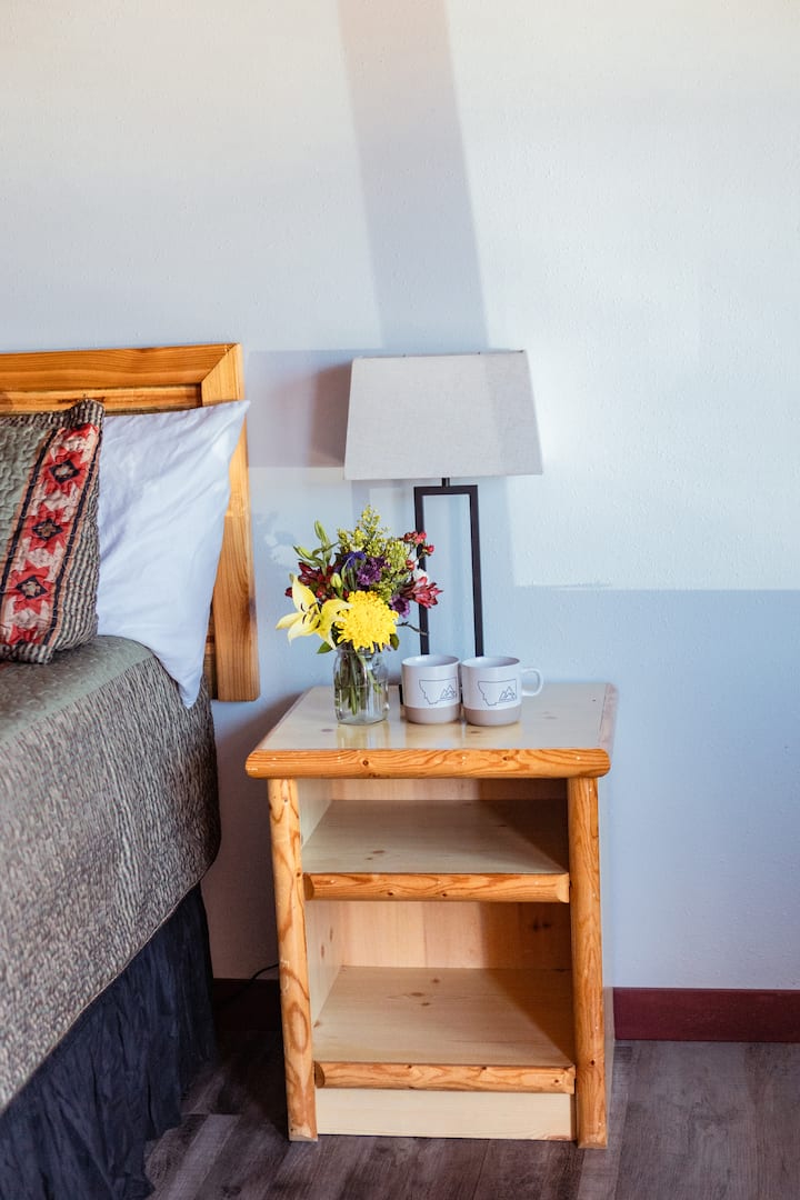 フラットヘッド湖の近くにある快適なキャビンスタイルのクイーンルーム